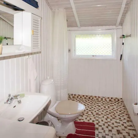 Three-bedroom Holiday In 56